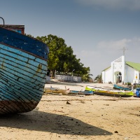 Vieux bateau et église du village