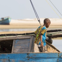 On s'affaire sur le bateau de pêche avant la marée montante