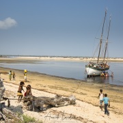 Déchargement d'un bateau de marchandises