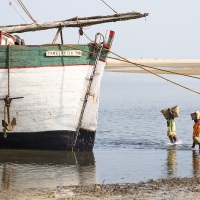 Déchargement d'un bateau de marchandises