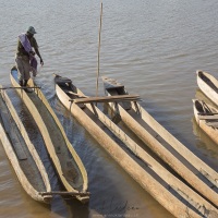 Piroguier sur le fleuve Manambolo