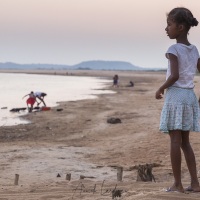 jeune fille près de  la rivière au coucher de soleil