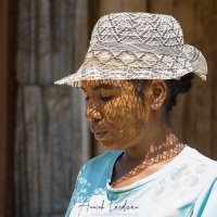 Portrait de jeune femme avec masque de Masonjoany