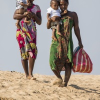 Jeunes femmes avec leur bébé