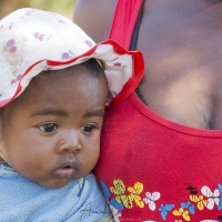 Bébé dans les bras de sa mère