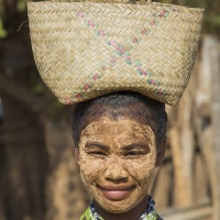 Portrait de jeune femme avec un masque de Masonjoany