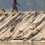 Au fil de la Tsiribihina: femme malgache