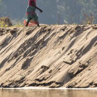 Au fil de la Tsiribihina: femme malgache