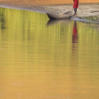 Jeune homme et sa pirogue