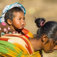 Jeune fille malgache avec un enfant