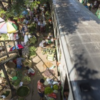 Yangon: Marché sur la voie ferrée. Le train repart et les affaires peuvent reprendre