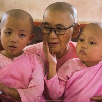 La mère supérieure est une source de tendresse infinie pour les petites nonnes