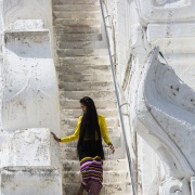 Descente d'escaliers: Paya myatheindan