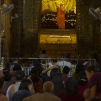 Pagode de Mahamuni: Boudha recouvert d'or