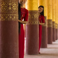 Jeunes filles posant dans l'enceinte du palais royal: Mandalay
