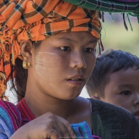 Jeune femme Pao et son enfant