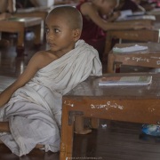 Jeunes moines à l'étude