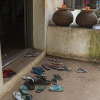 On enlève les chaussures avant d'accéder à un lieu saint