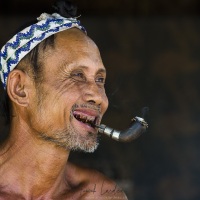 Portrait d'homme Môn fumant la pipe