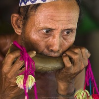 Portrait d'homme Môn soufflant dans une corne