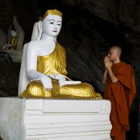 Dévotion dans la grotte de Kaw Ka Taung