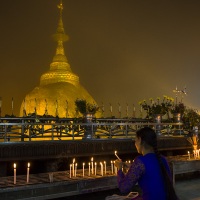 Activité religieuse devant le Rocher d'or