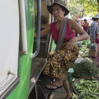 Yangon: Marché sur la voie ferrée. Pas vraiment facile l'accès au train!