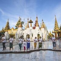 Yangon: Lustrer le carrelage dans la pagode de Shwedagon est un honneur