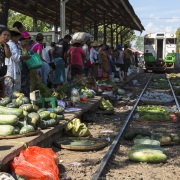 Yangon: Marché sur la voie ferrée. A l'arrivée du train les gens s'écartent mais les marchandises restent sur place