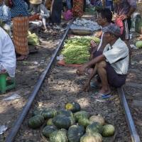 Yangon: Marché sur la voie ferrée