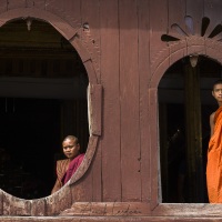 Shwe Yan Pyay: Moines observant par les fenêtres
