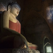 Bagan: Bouddha dans une pagode