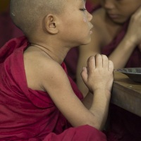 Jeune moine pendant  le repas