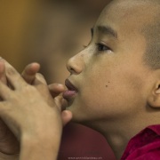Jeune moine pendant la prière avant le repas