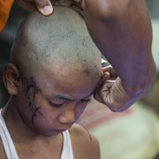 Futur moinillon: Tonsure avec recueil des cheveux par les parents