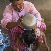 Futur moinillon: Lavage des cheveux avant la tonsure