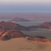 Vol en montgolfière au-dessus du désert