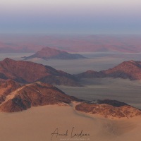 Vol en montgolfière au-dessus du désert