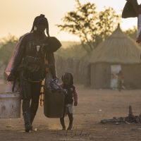 Scène de vie dans un village Himba