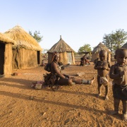 Scène de vie dans un village Himba