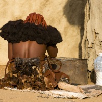 Scène de vie dans un village Himba