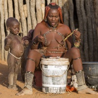 Scène de vie dans un village Himba