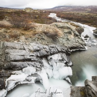 Rivière commençant à être prise par la glace