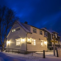 Maison dans le village de Mefjorvaer à l'"heure bleue"