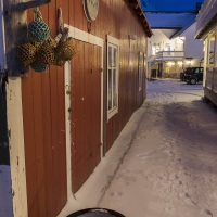Maisons dans le village de Mefjorvaer à l'"heure bleue"