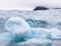 Iceberg devant un front de glacier