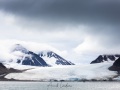 Glacier sur fond de ciel tourmenté
