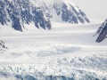 Paysage partiellement enneigé et glacier