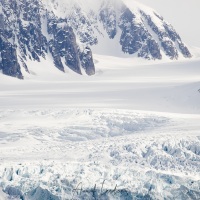 Paysage partiellement enneigé et glacier