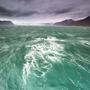 Journée de tempête à l'abris dans un fjord
